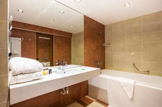 Отель Rilets Resort & Spa Рильский монастырь Улучшенный номер с кроватью размера «king-size»-3